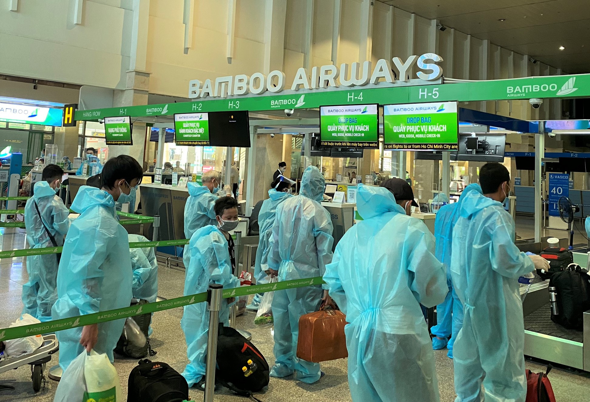 Chuyến bay chở 189 công dân đặc biệt khó khăn từ TP HCM về Thanh Hóa - Ảnh 1.
