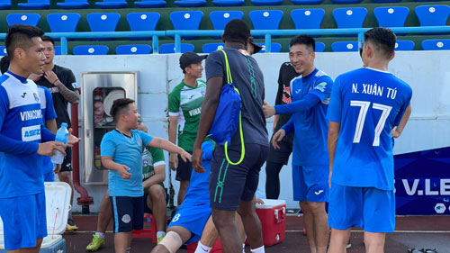 Cầu thủ Than Quảng Ninh lo bị xù nợ - Ảnh 1.