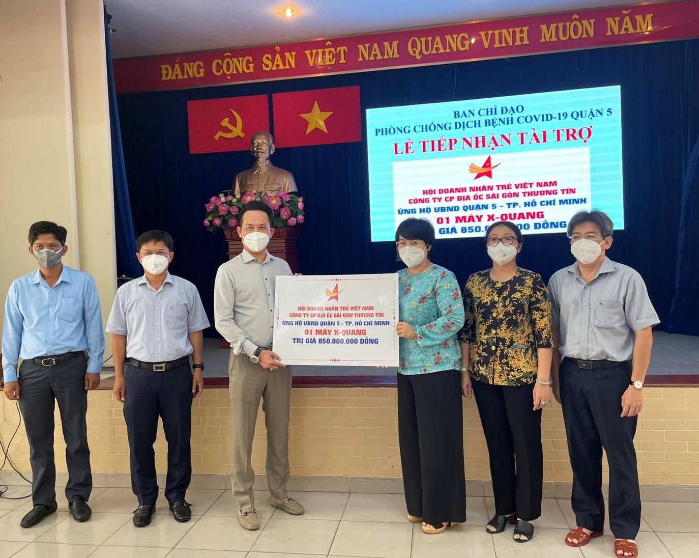 Hội Doanh nhân trẻ Việt Nam và tập đoàn TTC tặng máy X-Quang di động cho UBND Quận 5 - Ảnh 1.