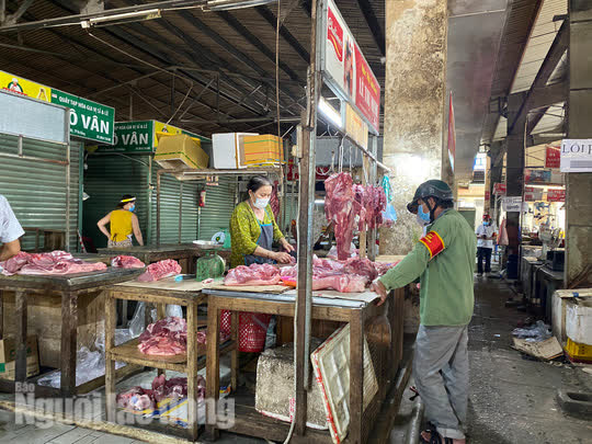 Đà Nẵng mở cửa lại chợ truyền thống, các tổ trưởng dân phố mừng ra mặt - Ảnh 6.