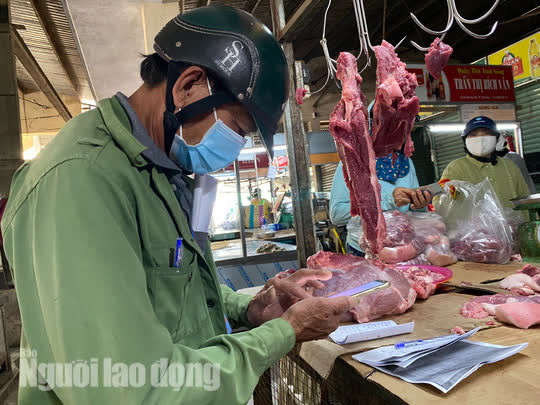 Đà Nẵng mở cửa lại chợ truyền thống, các tổ trưởng dân phố mừng ra mặt - Ảnh 3.