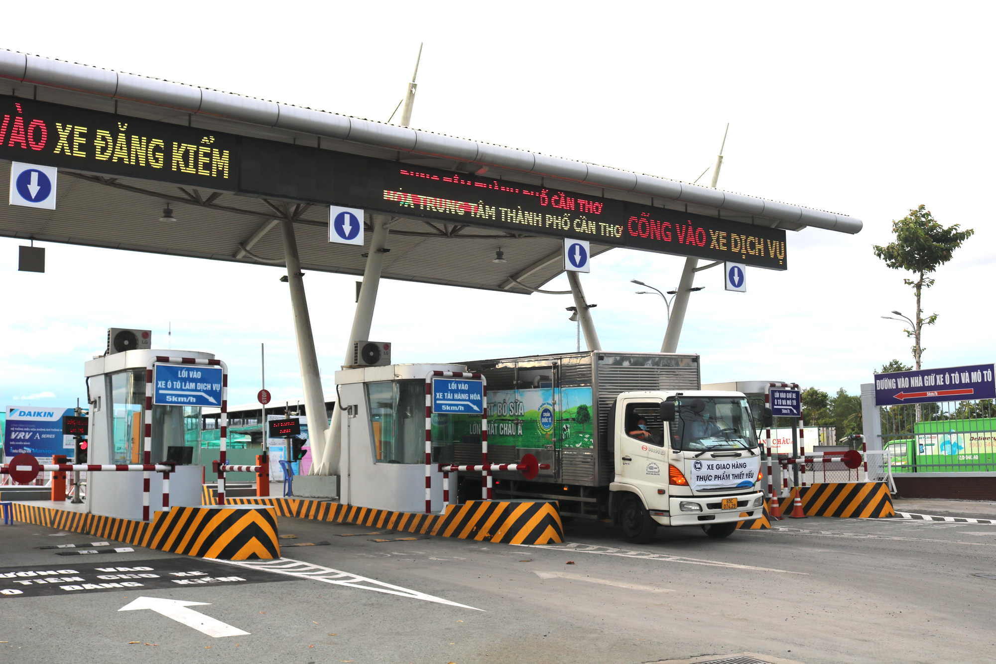 Cần Thơ kiến nghị Thủ tướng giữ nguyên biện pháp chống dịch trong vận chuyển hàng hoá - Ảnh 2.