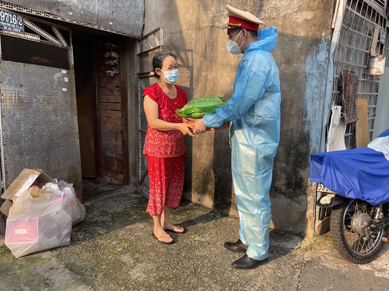 CSGT TP HCM chăm lo người khó khăn, yếu thế ở các xóm trọ nghèo - Ảnh 1.