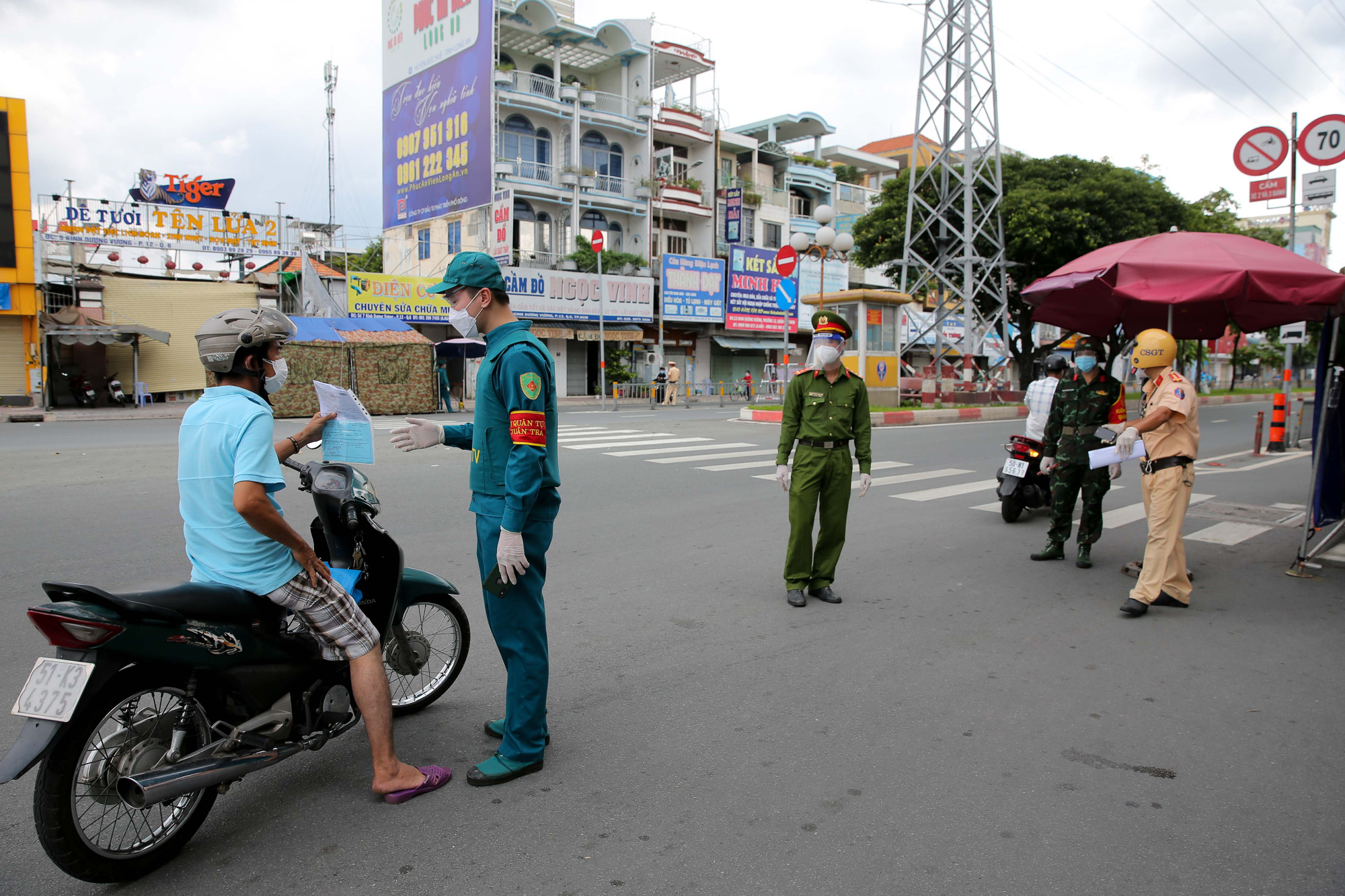 Ngày đầu áp dụng lại khai báo “di chuyển nội địa” tại TP HCM không xảy ra ùn ứ - Ảnh 1.