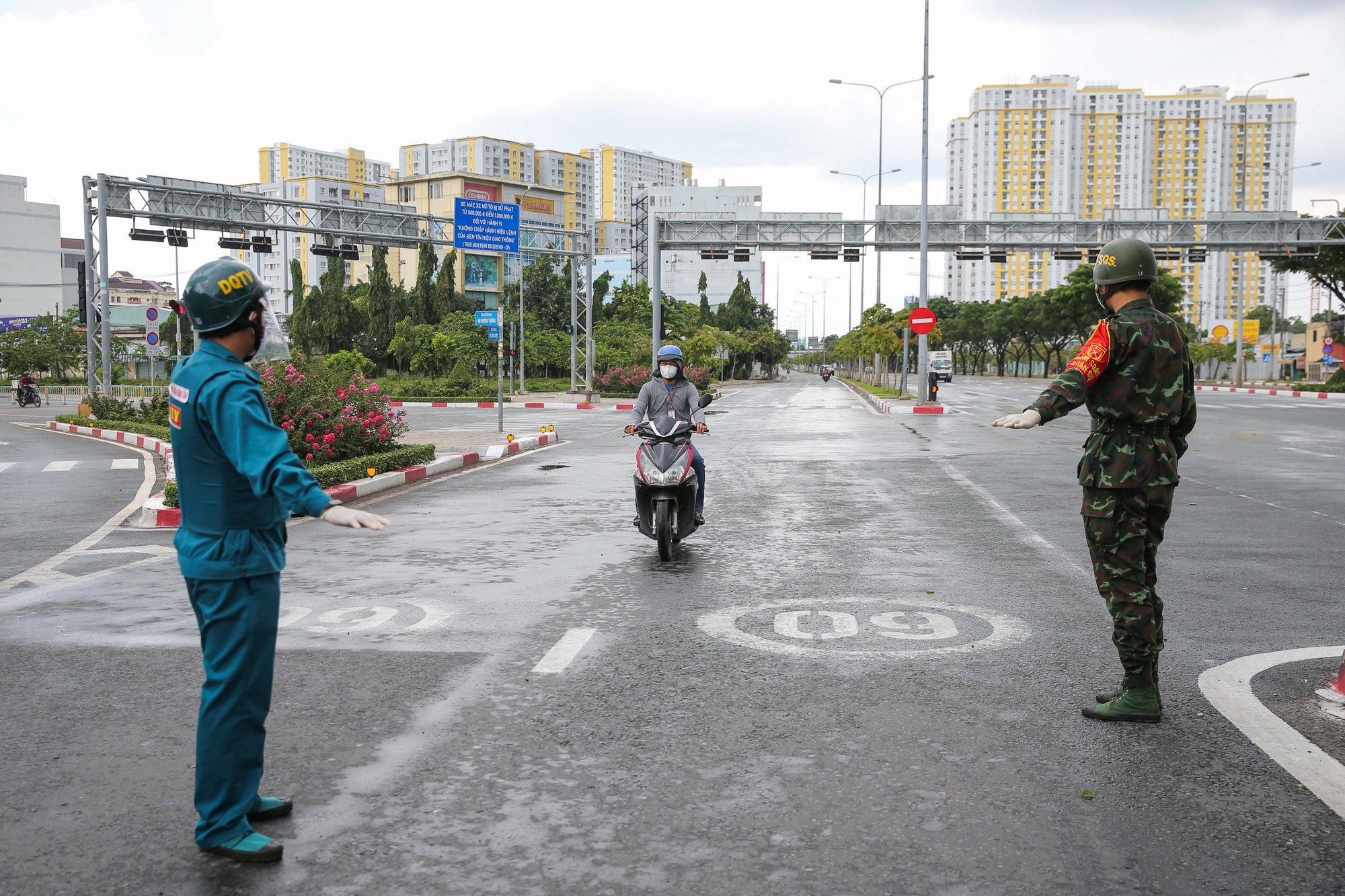 Ngày đầu áp dụng lại khai báo “di chuyển nội địa” tại TP HCM không xảy ra ùn ứ - Ảnh 8.