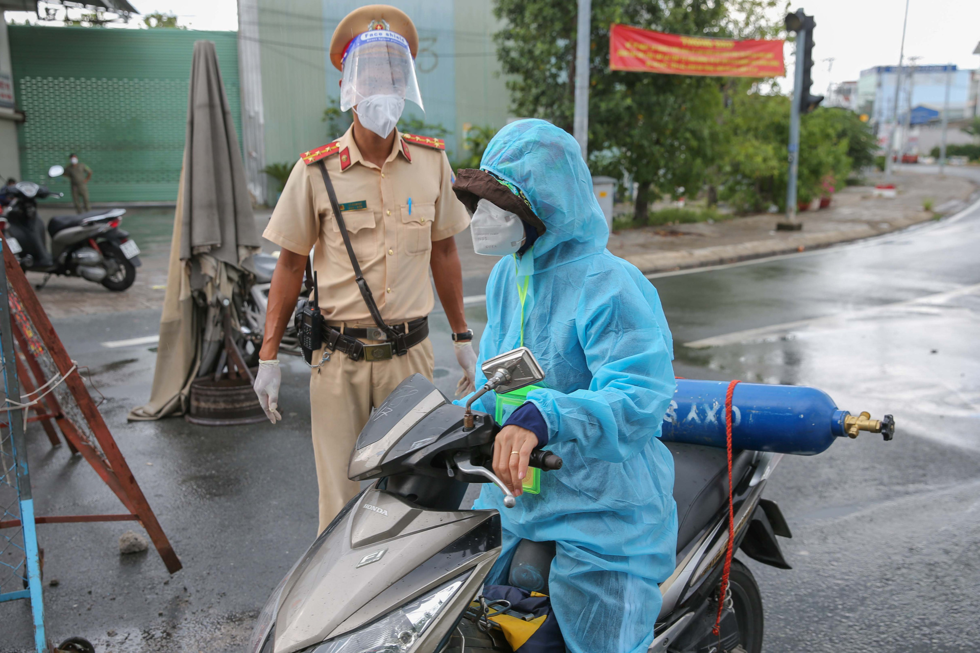 Ngày đầu áp dụng lại khai báo “di chuyển nội địa” tại TP HCM không xảy ra ùn ứ - Ảnh 11.