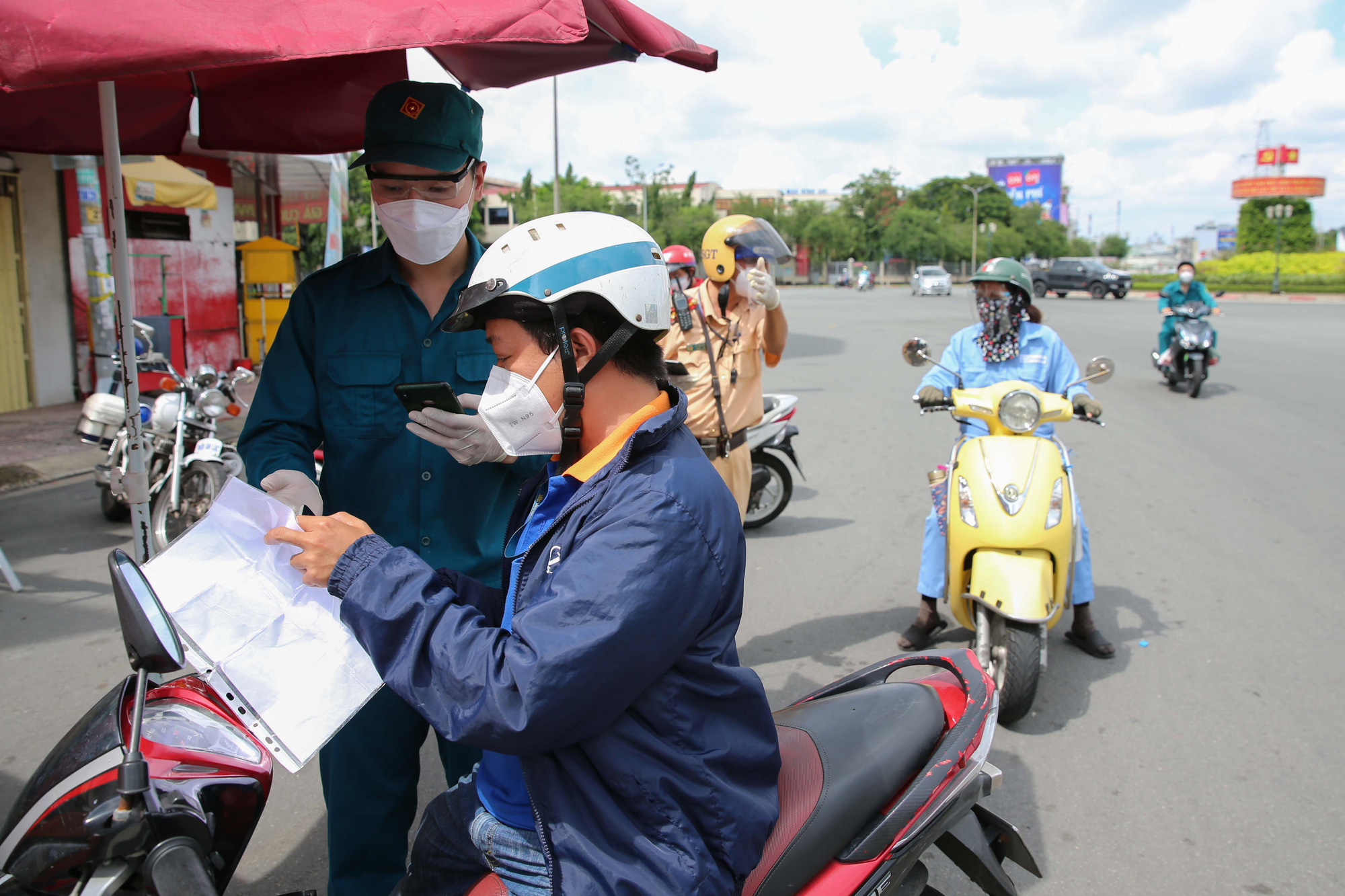 Ngày đầu áp dụng lại khai báo “di chuyển nội địa” tại TP HCM không xảy ra ùn ứ - Ảnh 5.