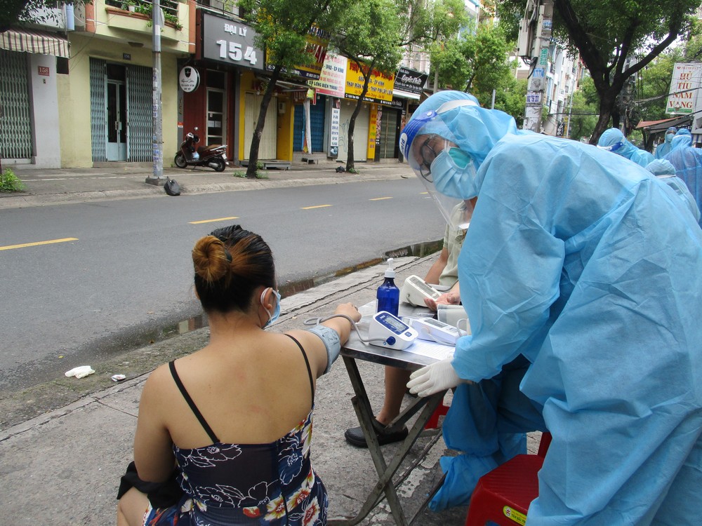 Cận cảnh đội tiêm lưu động đến tận tổ dân phố tiêm vắc-xin cho người dân - Ảnh 4.