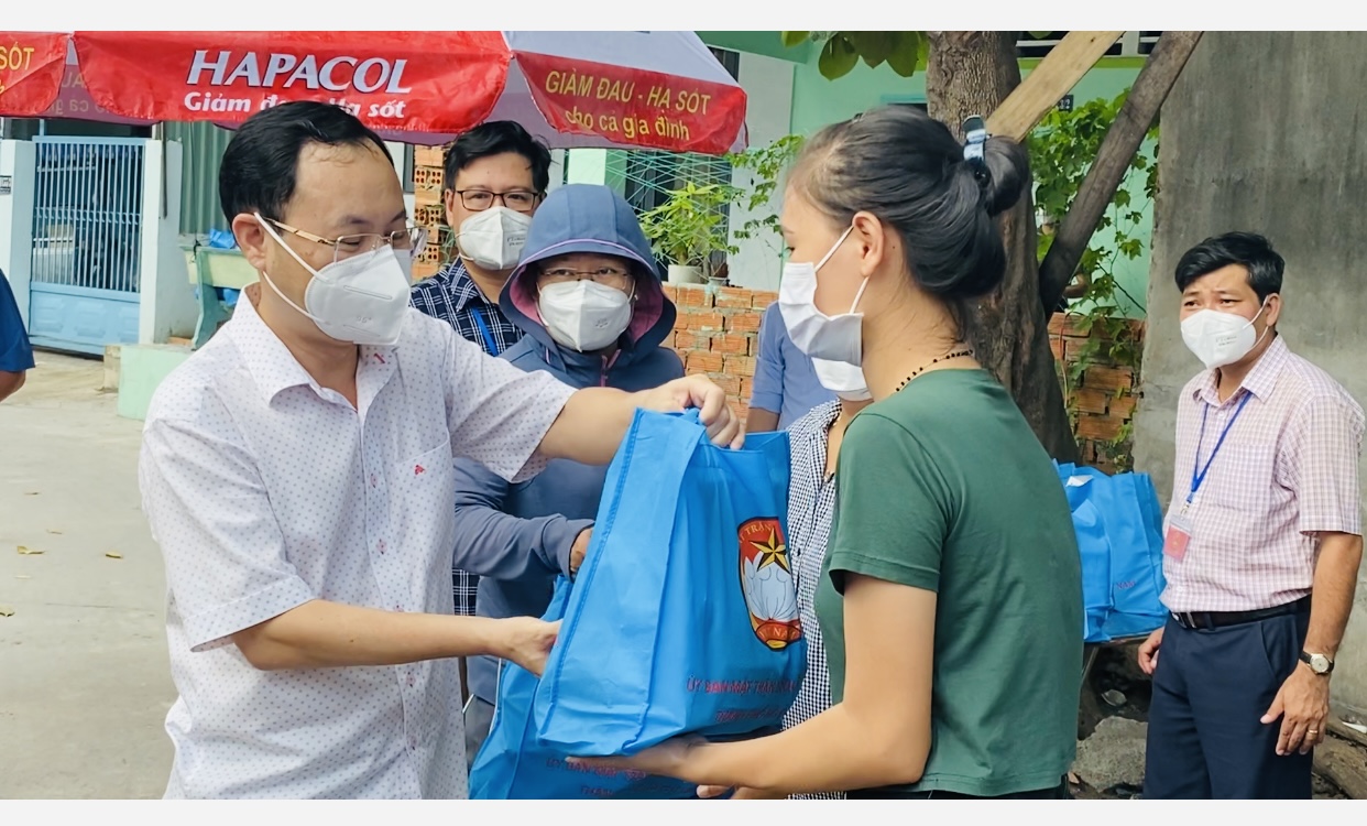 Công nhân xúc động nhận túi an sinh xã hội từ lãnh đạo TP Thủ Đức - Ảnh 4. Công nhân xúc động nhận túi an sinh xã hội từ lãnh đạo TP Thủ Đức - Ảnh 4.