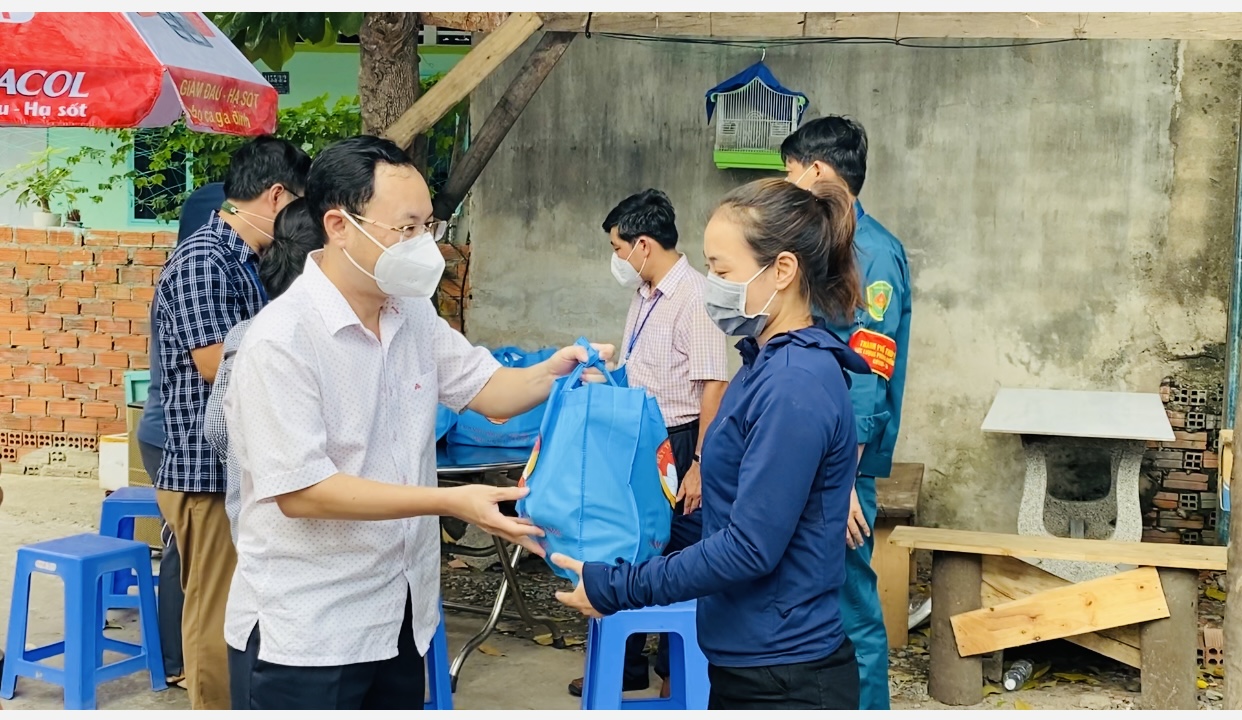 Công nhân xúc động nhận túi an sinh xã hội từ lãnh đạo TP Thủ Đức - Ảnh 3. Công nhân xúc động nhận túi an sinh xã hội từ lãnh đạo TP Thủ Đức - Ảnh 3.