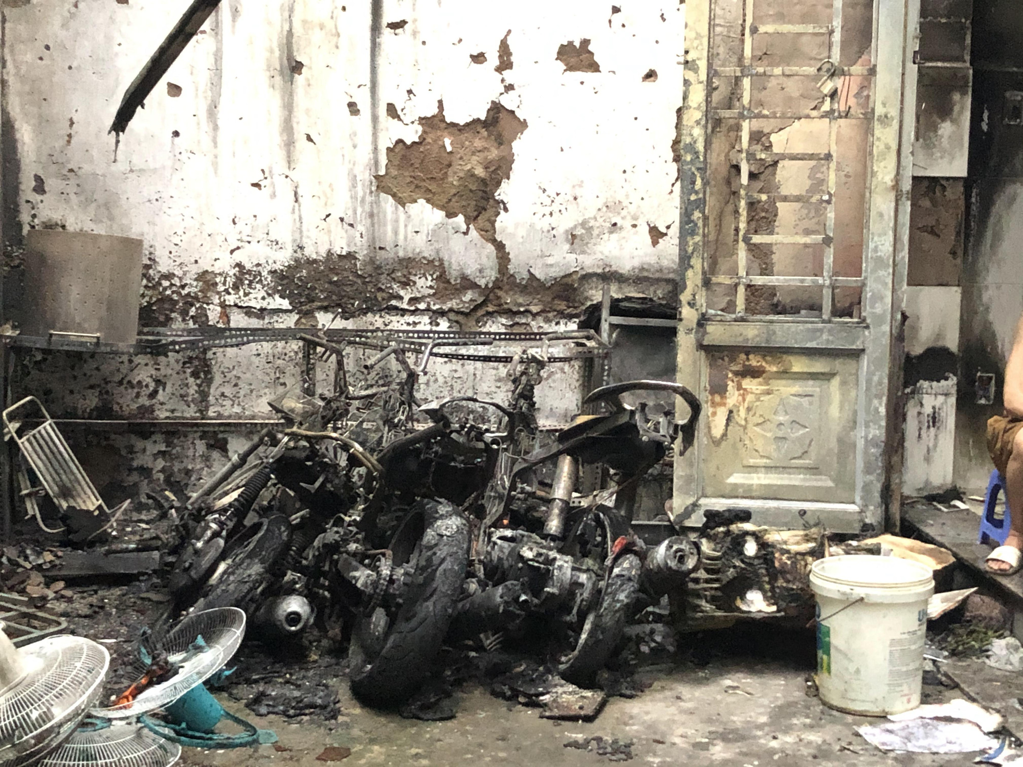 TP HCM: Hỏa hoạn thiêu rụi căn nhà trong hẻm, một người chết - Ảnh 1.