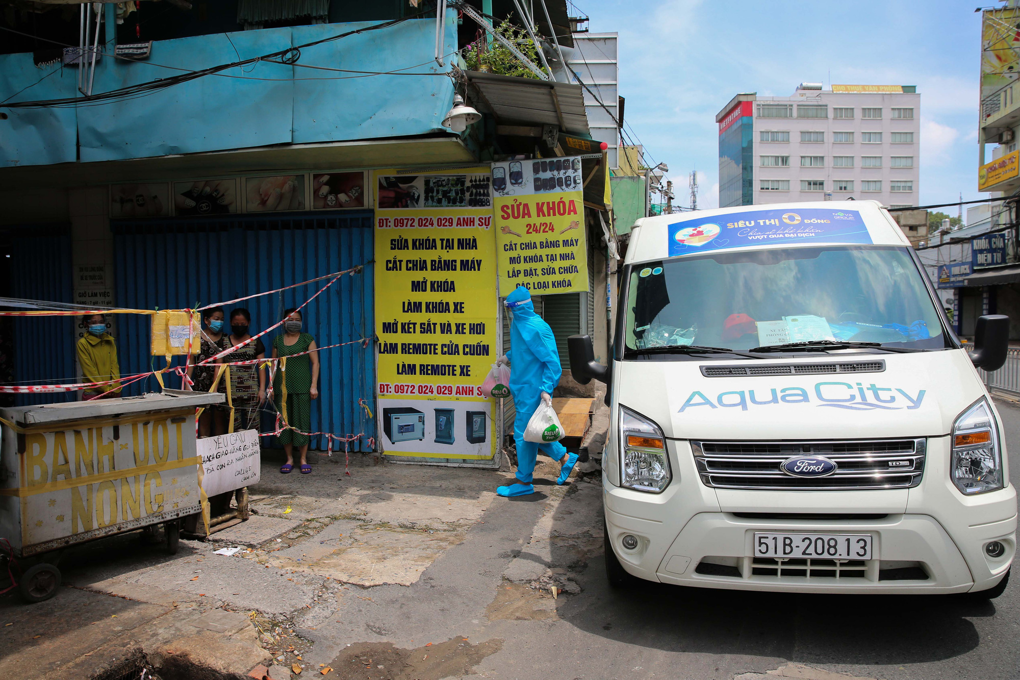 Ấm lòng những chuyến xe Siêu thị 0 đồng đến với người khó khăn trong mùa dịch - Ảnh 4.