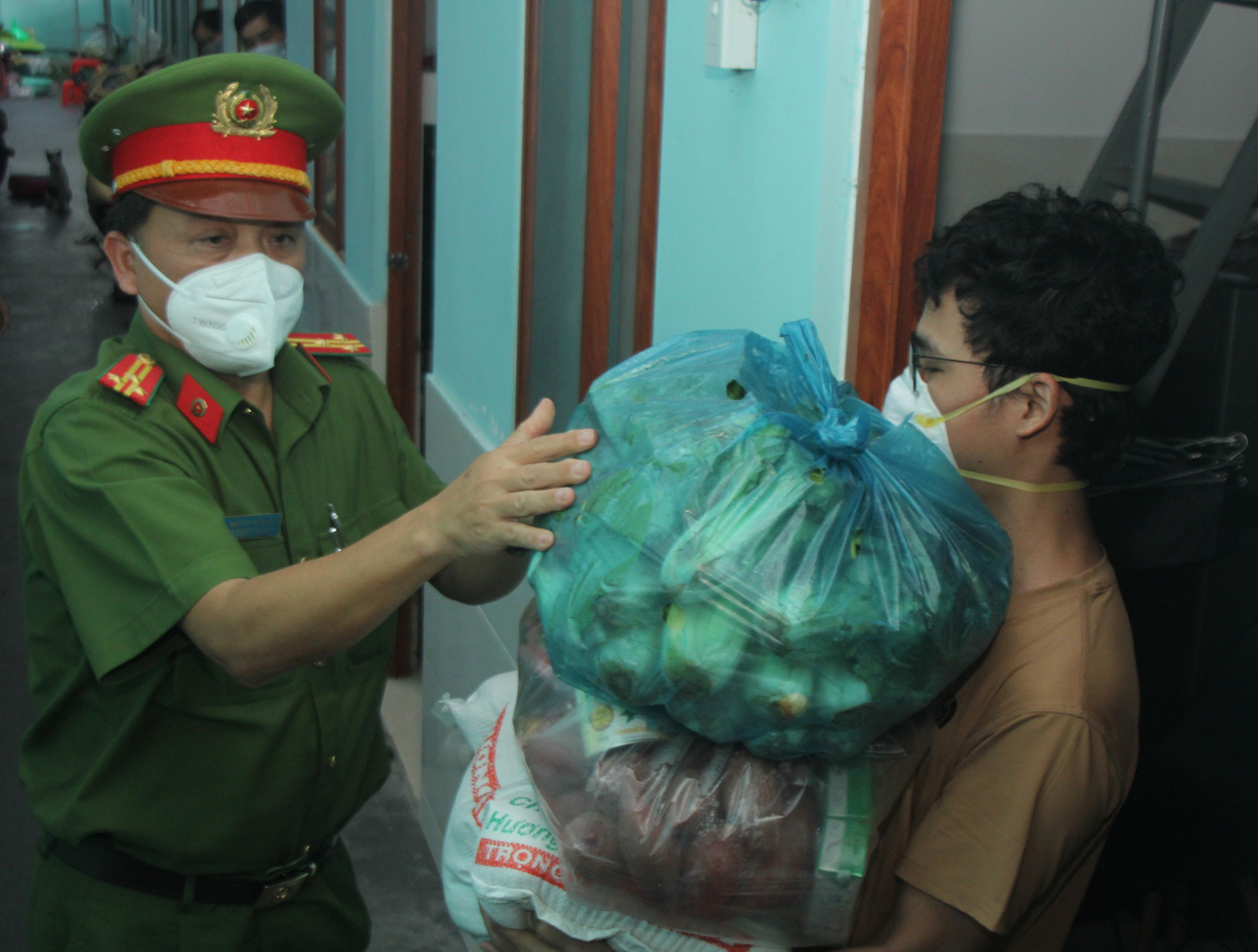 Lãnh đạo Công an TP HCM trao quà tận tay người gặp khó do dịch bệnh - Ảnh 2.