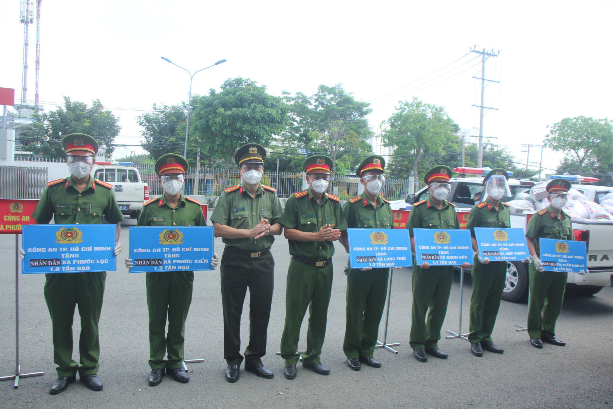 Lãnh đạo Công an TP HCM trao quà tận tay người gặp khó do dịch bệnh - Ảnh 4.