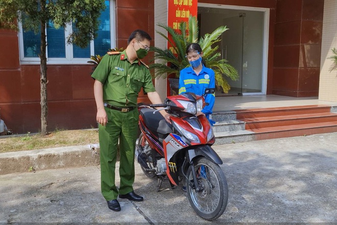 Nữ công nhân môi trường đô thị bị cướp được tặng xe máy - Ảnh 1.