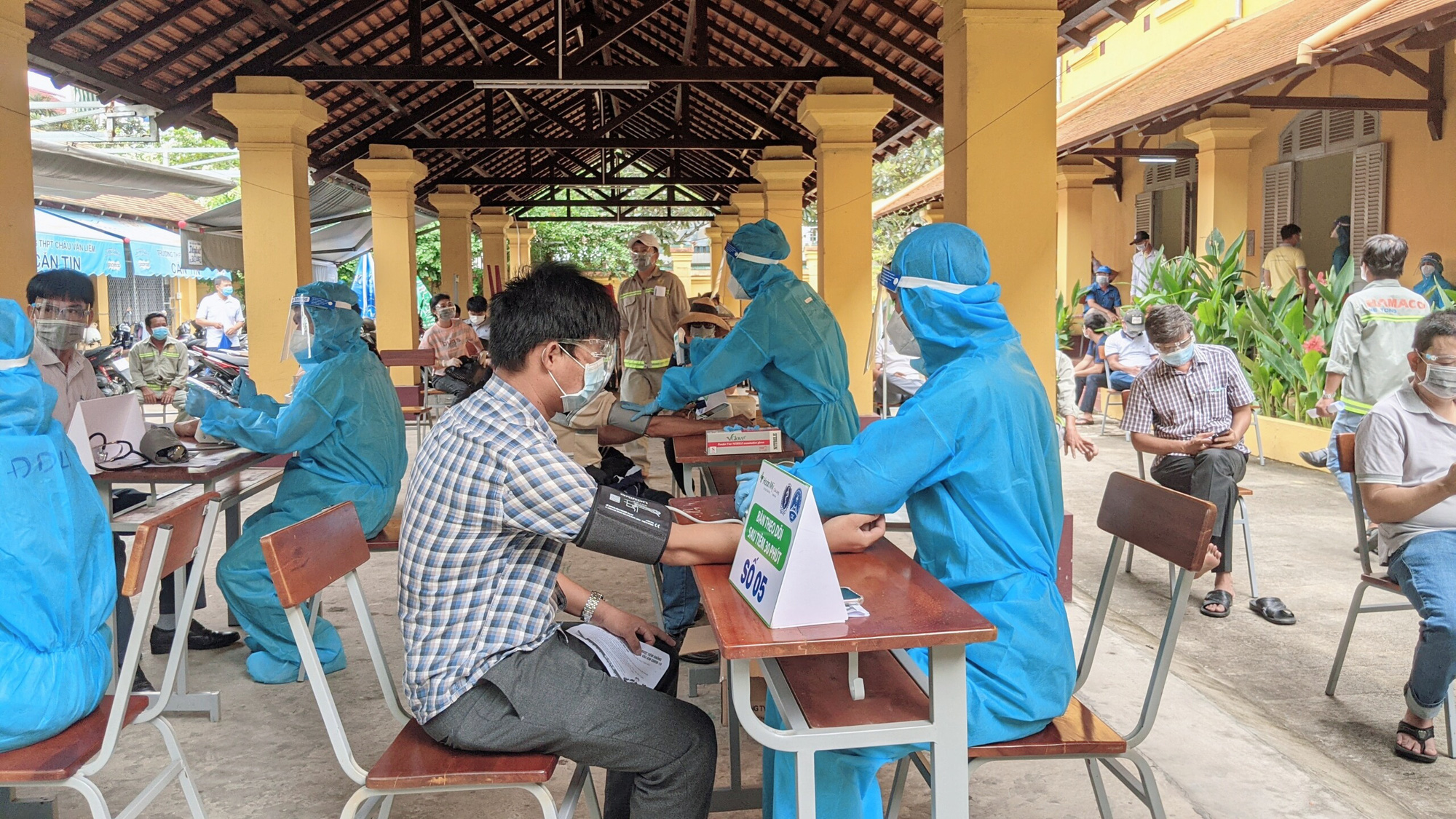 “Biệt đội cấp cứu 916” ở Cần Thơ tham gia tiêm vắc-xin ngừa Covid-19 - Ảnh 17.