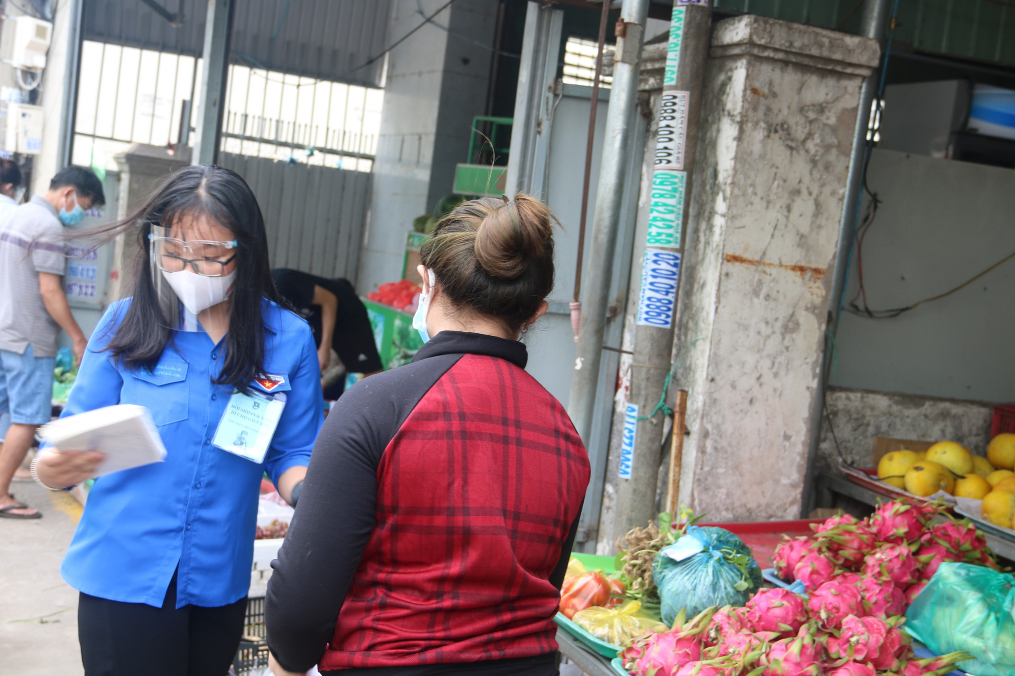 “Shipper xanh” đi chợ giúp người dân những ngày giãn cách - Ảnh 5.