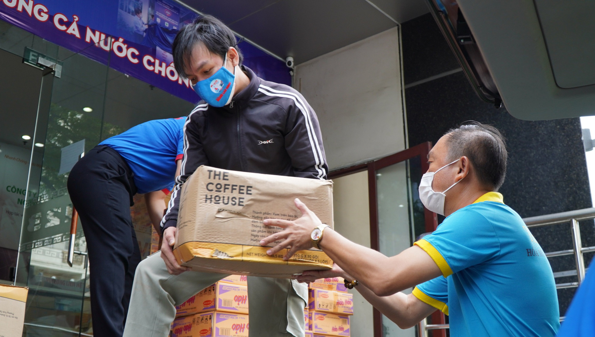 Thực phẩm miễn ph&iacute; đến Bệnh viện D&atilde; chiến thu dung điều trị Covid-19 số 2 - Ảnh 2.