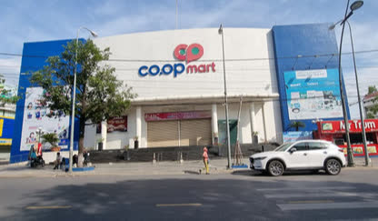 Liên quan 1 trường hợp mắc Covid-19, siêu thị lớn nhất ở Quảng Trị phải tạm đóng cửa - Ảnh 1.