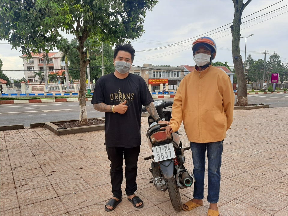 Thanh niên được tặng xe máy sau khi cuốc bộ 4 ngày về quê - Ảnh 1.