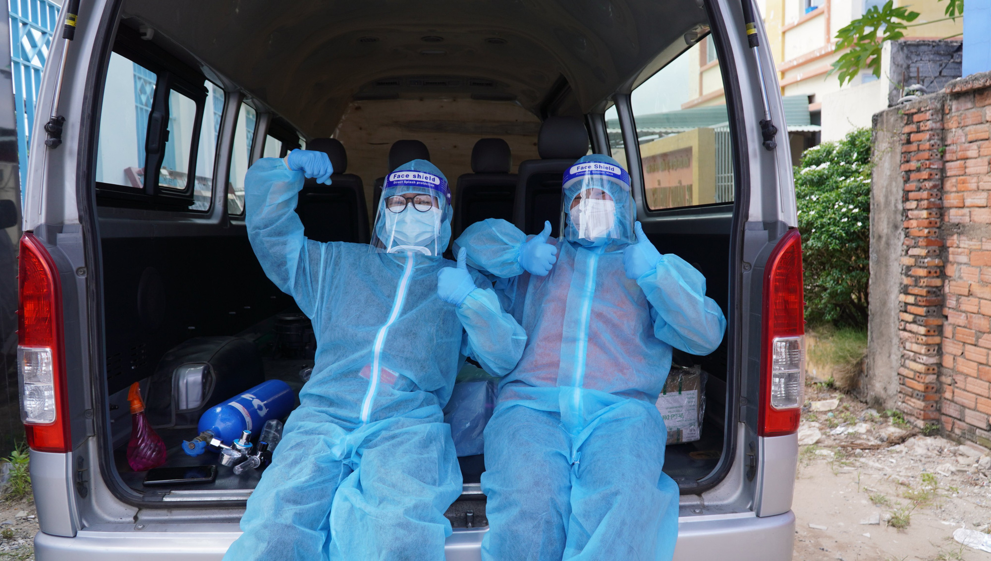 Xuc động Hinh ảnh 2 Nữ Tinh Nguyện Vien Om F0 Vao Bệnh Viện Cấp Cứu Bao Người Lao động