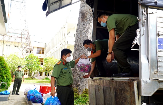 Những chuyến xe nghĩa tình từ Sóc Trăng, An Giang và Long An hướng về TP HCM - Ảnh 5.