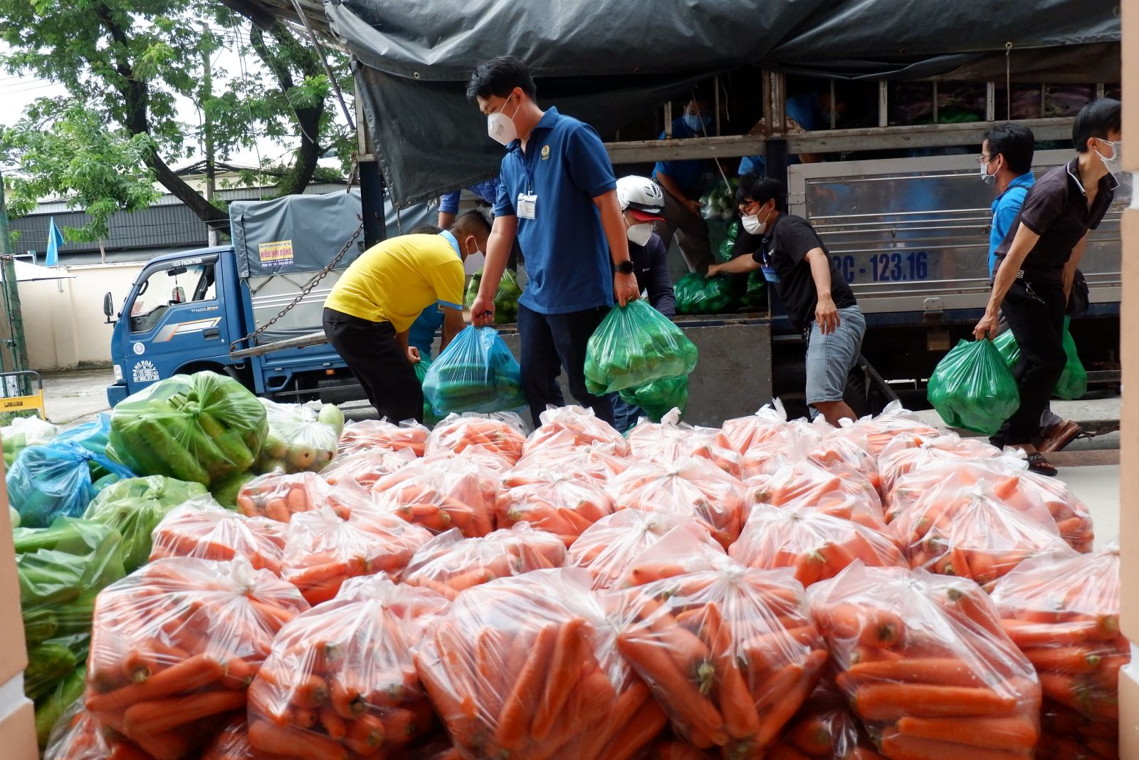 Những chuyến xe nghĩa tình từ Sóc Trăng, An Giang và Long An hướng về TP HCM - Ảnh 4.