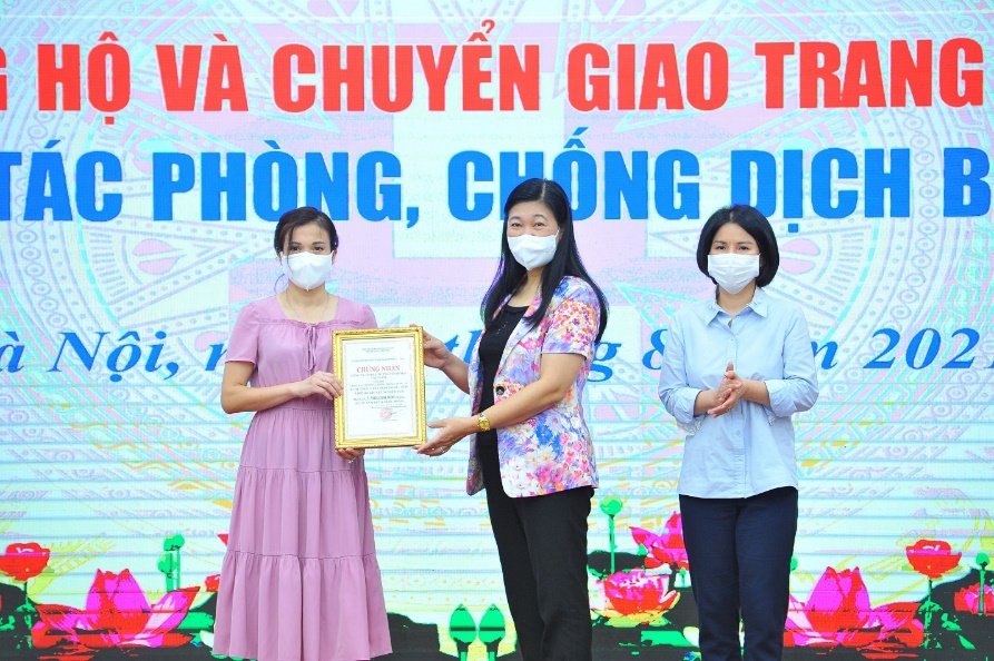 TNG Holdings Vietnam ủng hộ máy và 3.000 kit xét nghiệm PCR cho Hà Nội