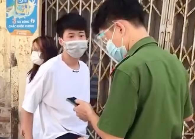 Nam thanh niên lăng mạ, xúc phạm tổ công tác - Ảnh: Chụp màn hình