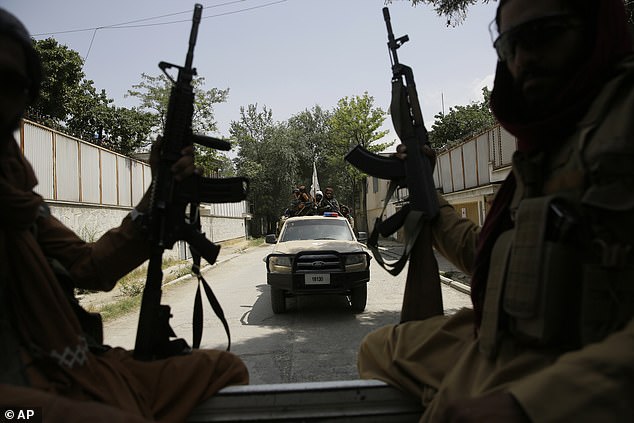 Taliban gửi thư báo tử cho những người Afghanistan giúp đỡ phương Tây - Ảnh 1.