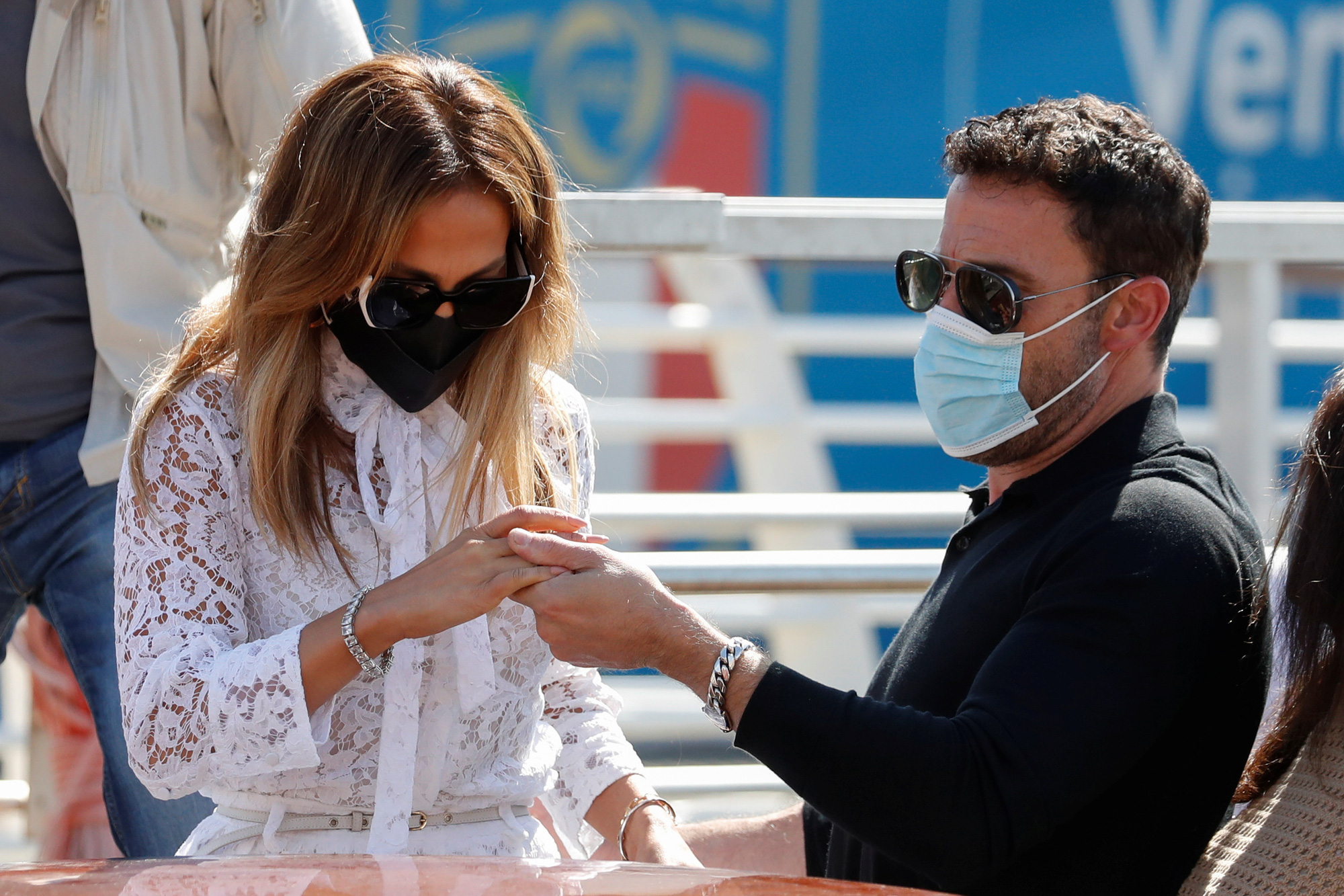 Hình ảnh Jennifer Lopez và Ben Affleck tình tứ tại Ý gây sốt - Ảnh 3.