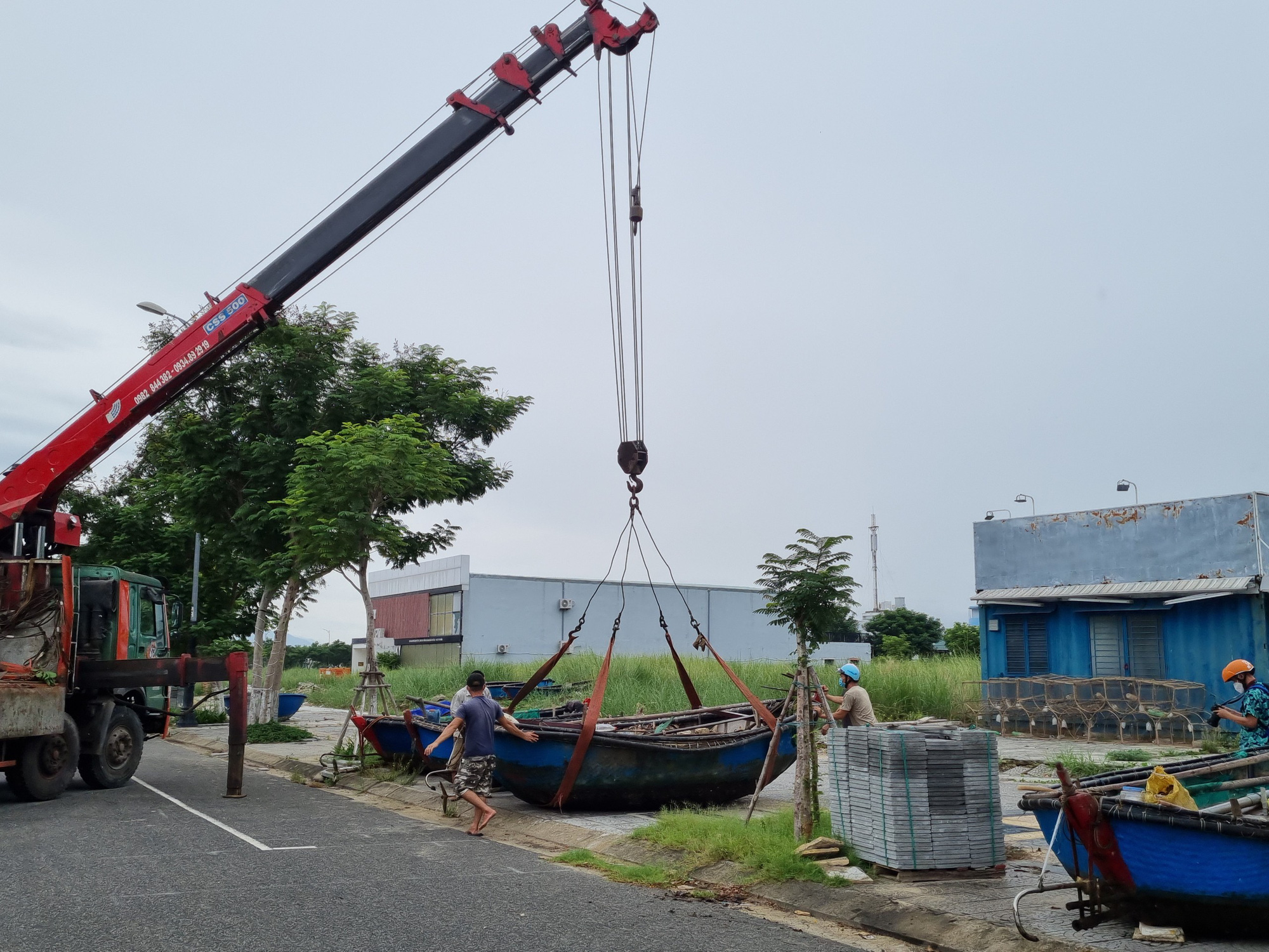 Miền Trung: Ngư dân hối hả kéo tàu, thuyền lên bờ, chạy đua gặt lúa tránh bão số 5 - Ảnh 2.