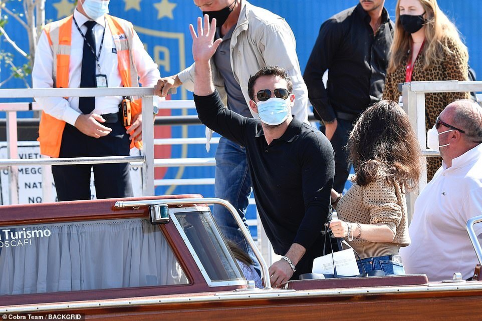 Hình ảnh Jennifer Lopez và Ben Affleck tình tứ tại Ý gây sốt - Ảnh 6.