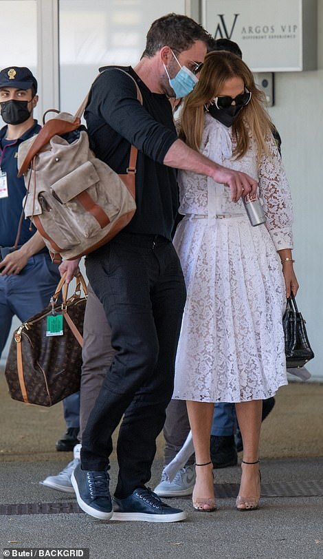 Hình ảnh Jennifer Lopez và Ben Affleck tình tứ tại Ý gây sốt - Ảnh 1.