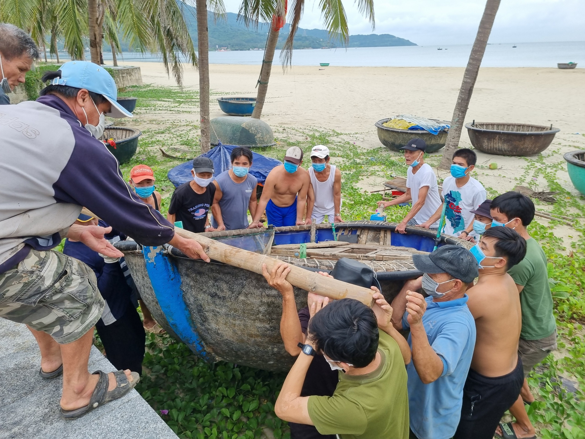 Miền Trung: Ngư dân hối hả kéo tàu, thuyền lên bờ, chạy đua gặt lúa tránh bão số 5 - Ảnh 5.