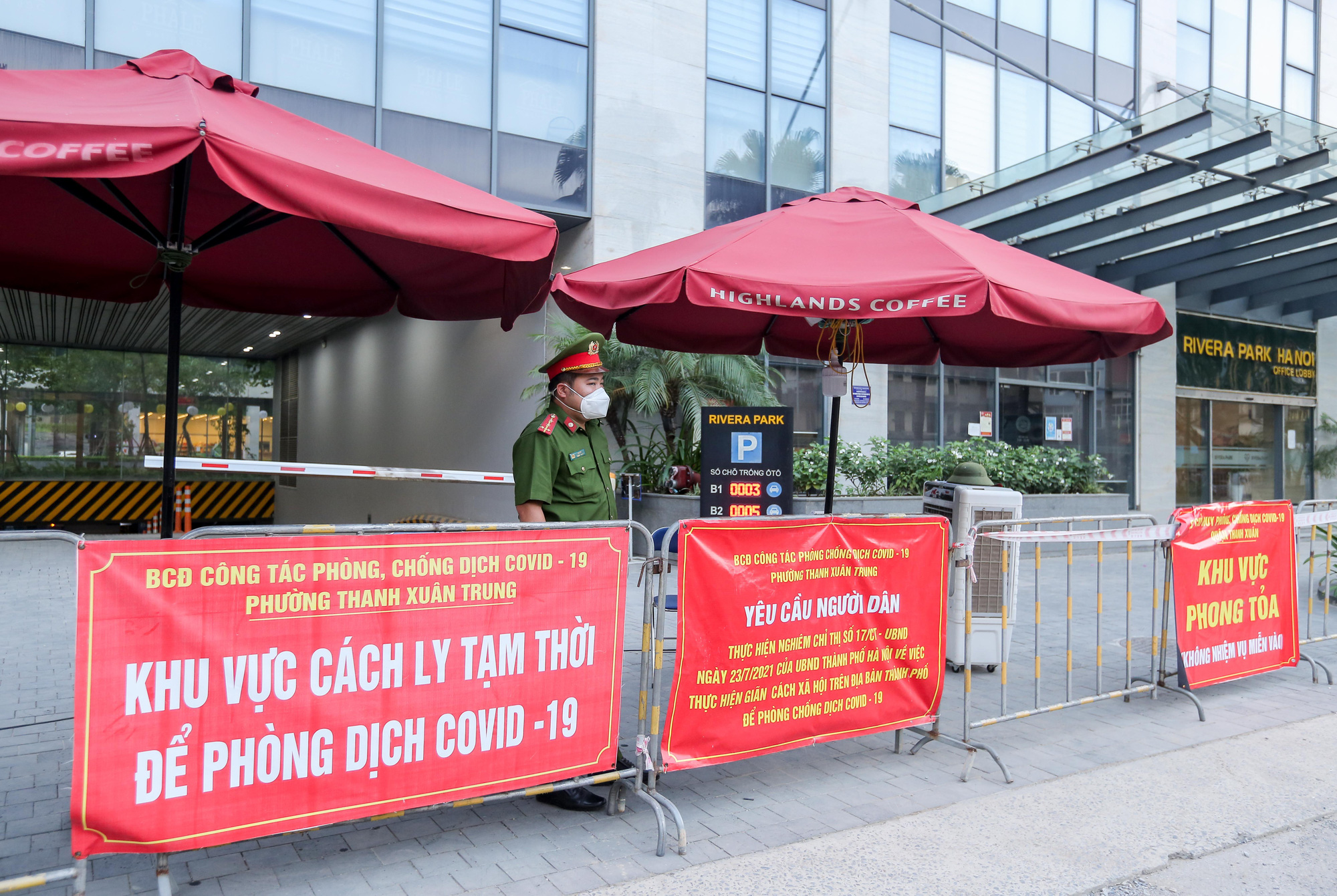 CLIP: Phong toả chung cư cao cấp Rivera Park có ca bệnh Covid-19 - Ảnh 3. CLIP: Phong toả chung cư cao cấp Rivera Park có ca bệnh Covid-19 - Ảnh 3.