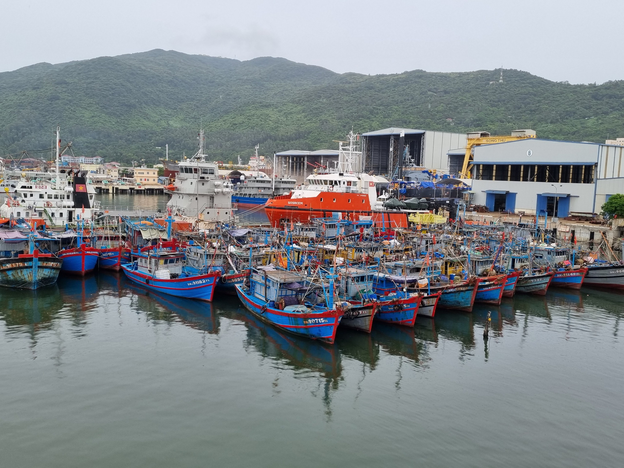 Miền Trung: Ngư dân hối hả kéo tàu, thuyền lên bờ, chạy đua gặt lúa tránh bão số 5 - Ảnh 1.