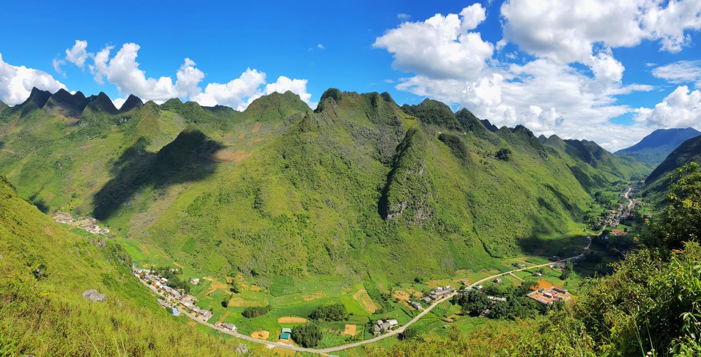 Hà Giang đẹp, đầy sắc màu và không kém phần hoang sơ. Đến với đây, bạn sẽ được ngắm nhìn những thửa ruộng bậc thang đẹp như tranh vẽ cùng những khoảnh khắc tuyệt vời trong chuyến hành trình của mình.