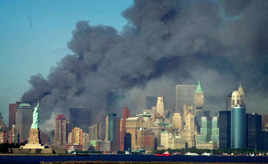 Những hình ảnh khủng khiếp về sự kiện 11-9-2001 - Ảnh 2.