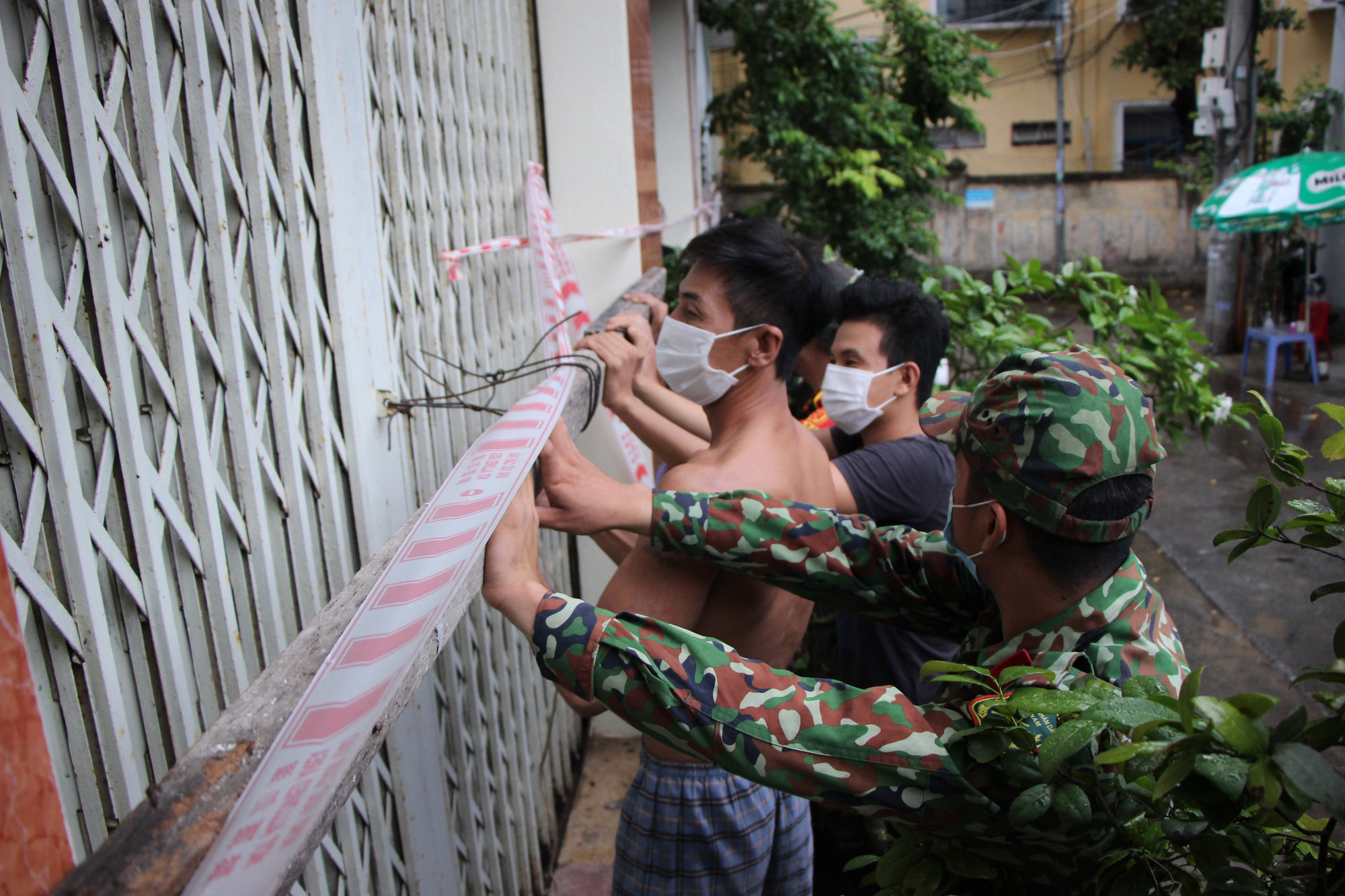 Bão chồng dịch, Đà Nẵng lên phương án chống cơn bão chưa từng có tiền lệ - Ảnh 1. Bão chồng dịch, Đà Nẵng lên phương án chống cơn bão chưa từng có tiền lệ - Ảnh 1.