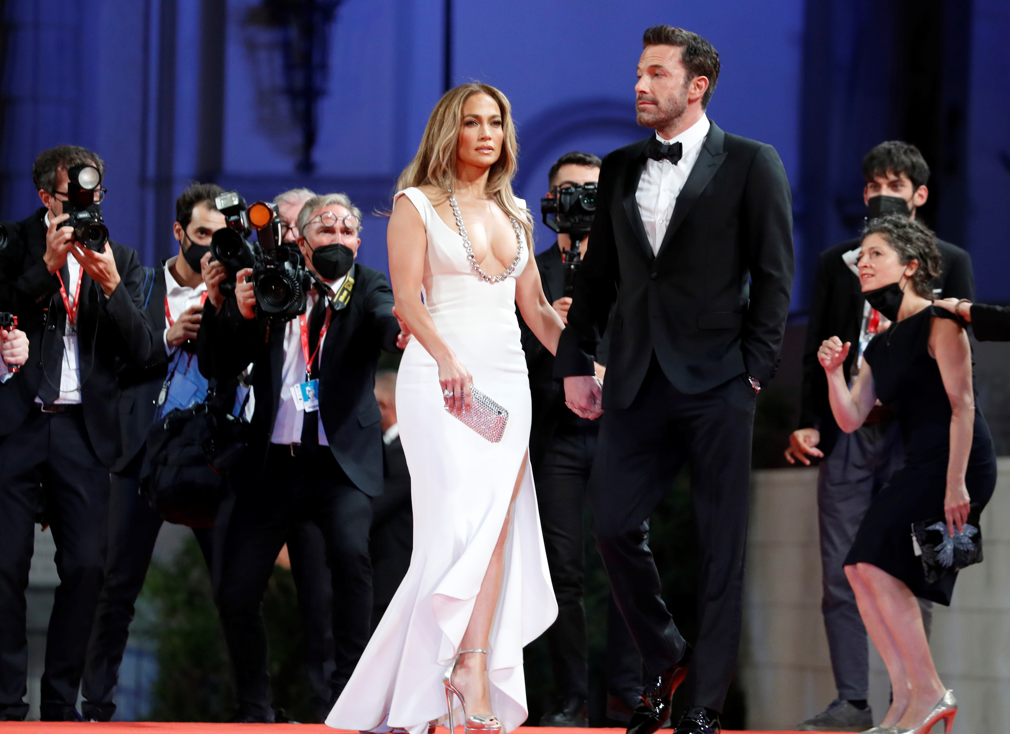 Jennifer Lopez - Ben Affleck: Nếu bạn là người hâm mộ của hai ngôi sao Hollywood nổi tiếng Jennifer Lopez và Ben Affleck, hãy xem bức ảnh này và thấy được tình cảm thăng hoa của cặp đôi này. Với nụ cười tươi, ánh mắt lấp lánh, họ cùng nhau bước trên con đường tình yêu với vô vàn hy vọng và niềm tin.