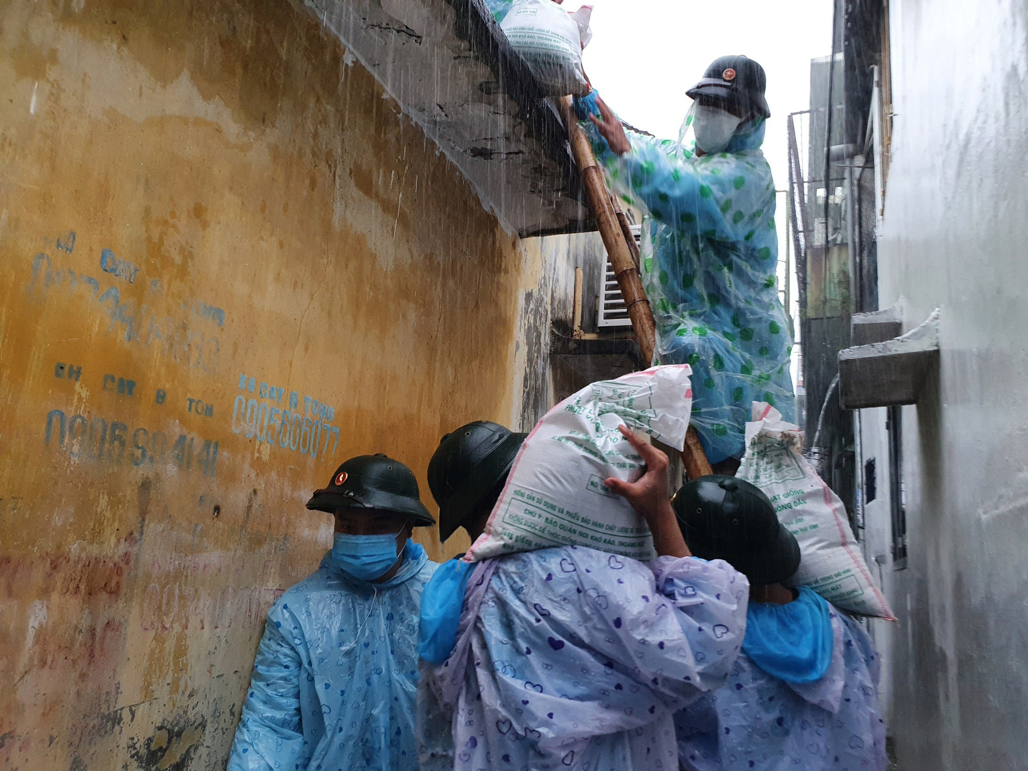 Miền Trung hối hả chống bão số 5 - Ảnh 1.