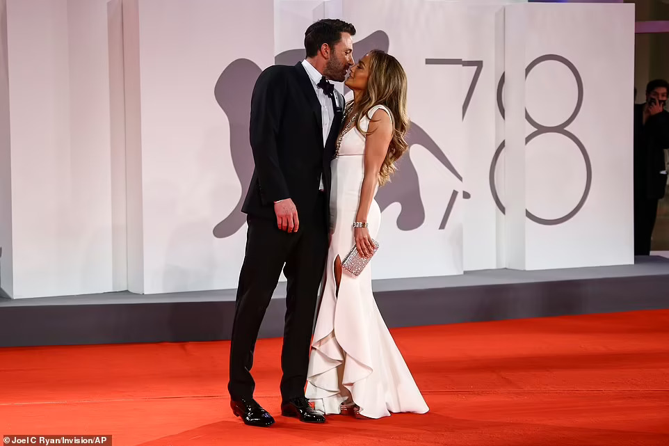 Không còn là tin đồn, Jennifer Lopez và Ben Affleck đã trở lại với nhau và thu hút sự chú ý của công chúng với tình cảm đầy ngọt ngào. Những hình ảnh của cặp đôi này đang rất được mong đợi vì họ từng là một trong những cặp đôi nổi tiếng nhất Hollywood.