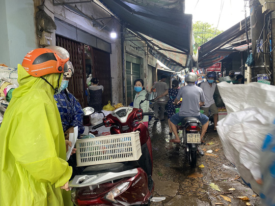 Miền Trung đang mưa tầm tã, ruộng lúa ngã đổ, 1 tàu gặp nạn - Ảnh 8.