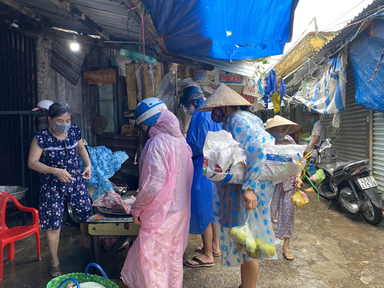 Miền Trung đang mưa tầm tã, ruộng lúa ngã đổ, 1 tàu gặp nạn - Ảnh 11.