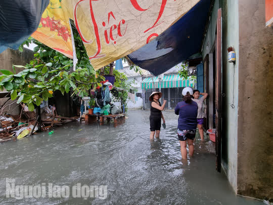 Khu dân cư ngập sâu giữa trung tâm Đà Nẵng - Ảnh 12.