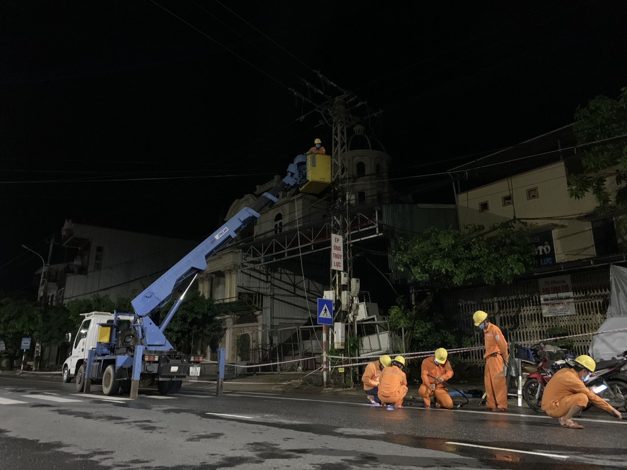 EVNCPC: Đã khôi phục cấp điện cho 3.461 trạm biến áp do ảnh hưởng của bão số 5 - Ảnh 1.