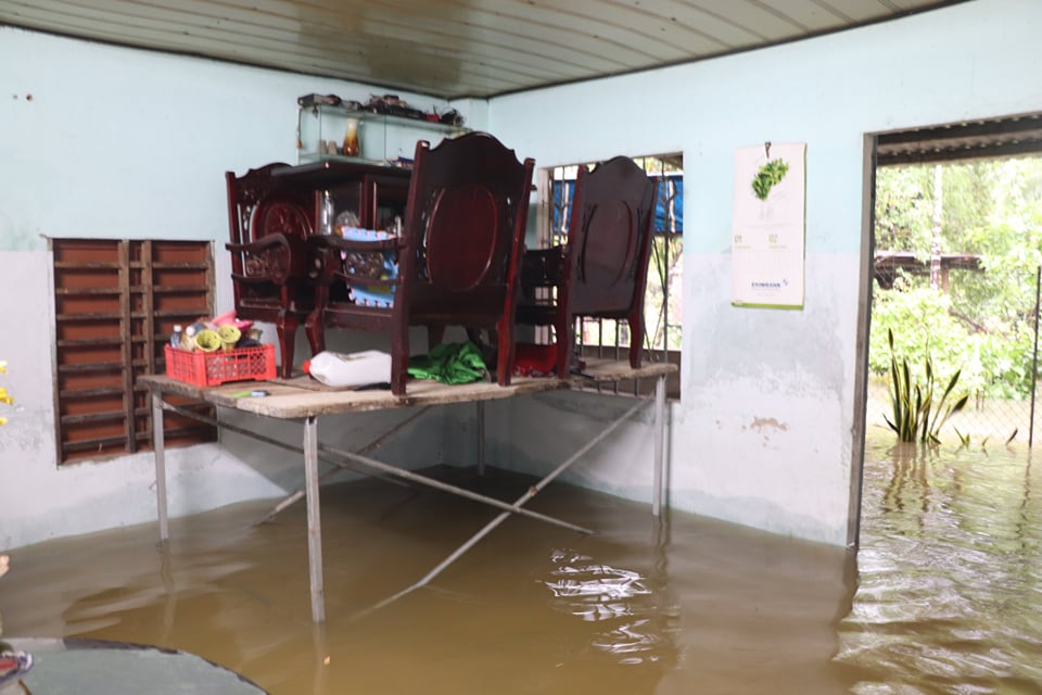 Mưa lớn, Quảng Nam sơ tán hàng ngàn người dân đề phòng sạt lở - Ảnh 6.