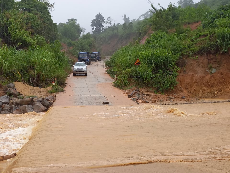 Mưa lớn, Quảng Nam sơ tán hàng ngàn người dân đề phòng sạt lở - Ảnh 1.