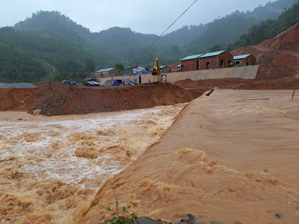 Mưa lớn, Quảng Nam sơ tán hàng ngàn người dân đề phòng sạt lở - Ảnh 2.